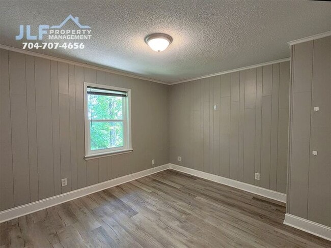 Building Photo - Spacious 3 Bed/2.5 Bath Duplex With Basement.