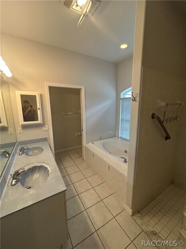 Building Photo - 2675 N Canterbury Lake Dr