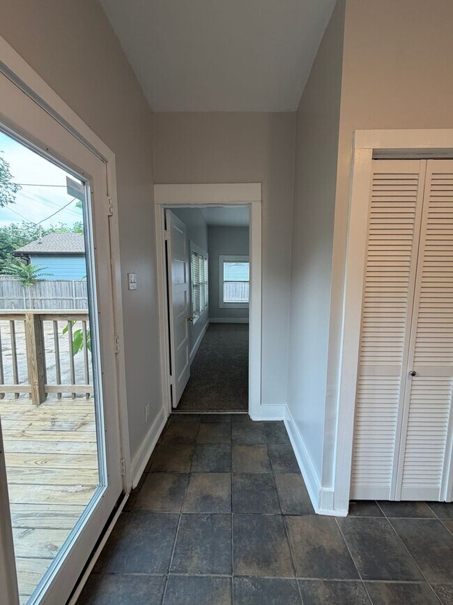 Building Photo - Stylish 2/2 Bungalow with Modern Kitchen & Spacious Backyard