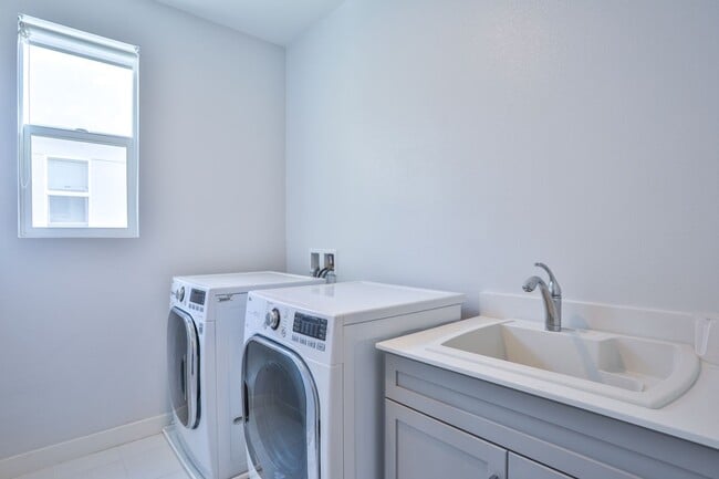 Building Photo - 3 bedroom 2.5 bath in Gated Community