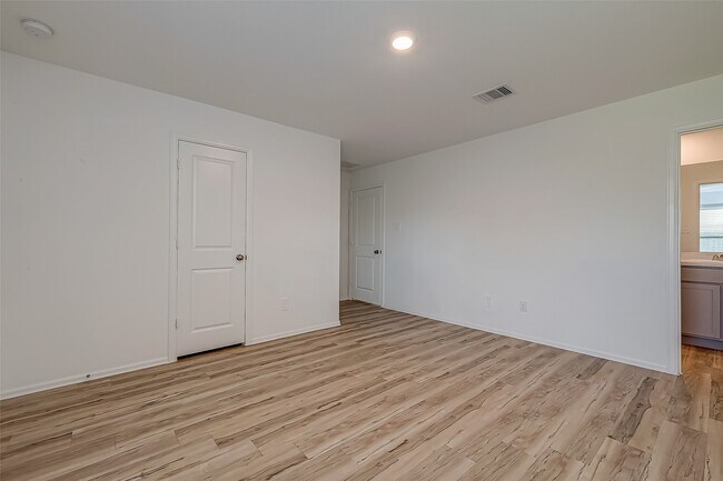 Building Photo - 18111 Robin Creek Dr