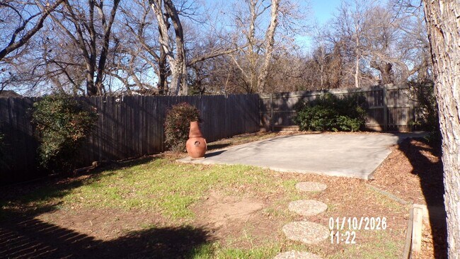 Building Photo - Fantasic Country Club West Home  1/2 OFF FIRST FULL MONTH'S RENT