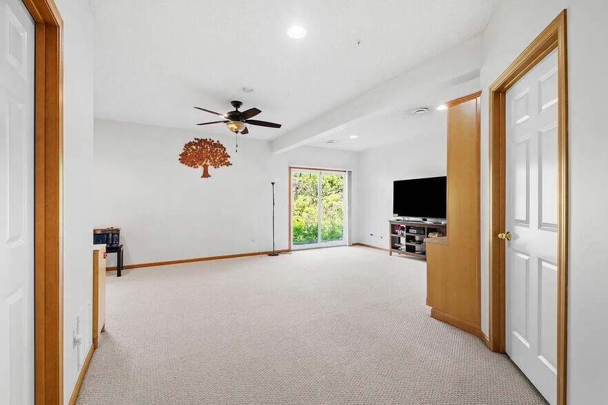 Building Photo - 15601 Lilac Dr