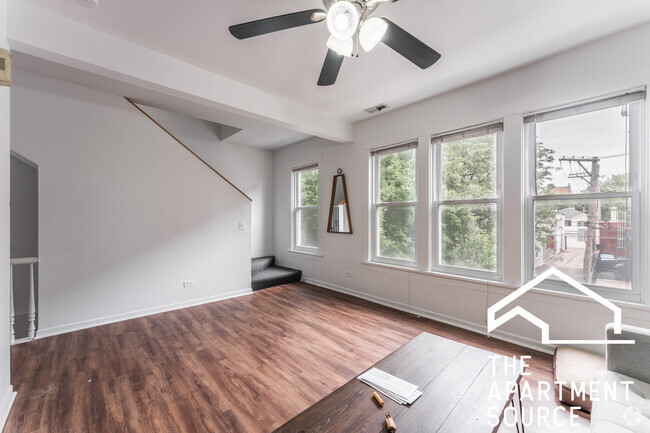 Building Photo - 2616 N Marshfield Ave