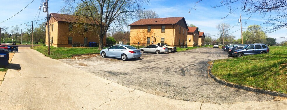 Parking - 7336 Hampton Ave