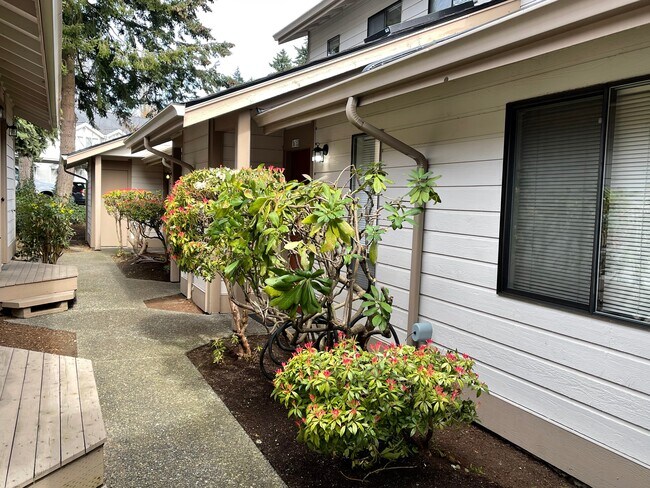 Building Photo - Bright & Private 1BR Townhome in Juanita – Garage, Patio & Prime Kirkland Location