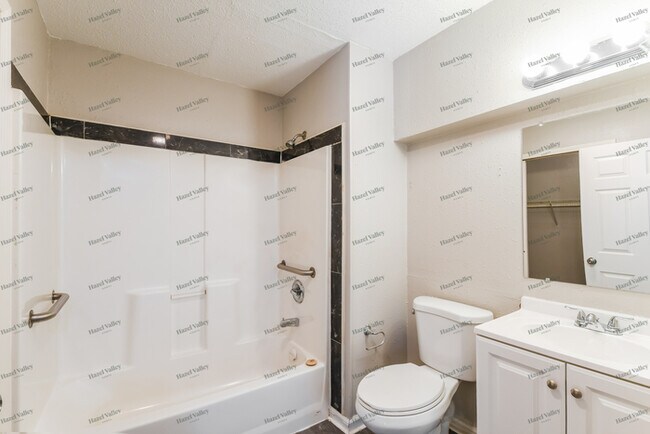 Building Photo - 10250 Valley Dr