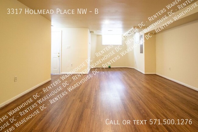 Building Photo - Spacious 5Bd/2.5Bth towhome in the heart o...