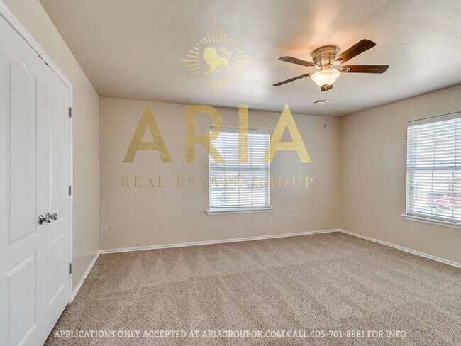 Building Photo - *611-613 Welston Cr.