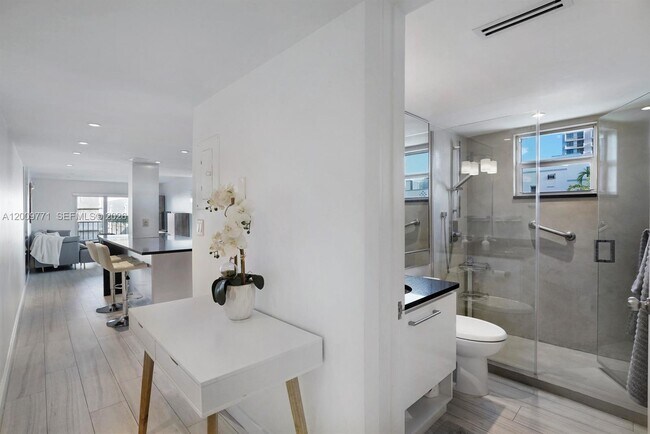 Building Photo - 1150 Collins Ave