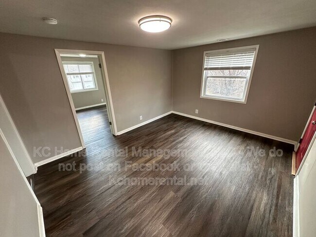 Building Photo - 4400 NE 46th Terrace