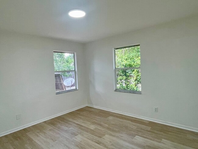 Building Photo - Spacious 4 Bedroom 2 Bathroom Single Famil...