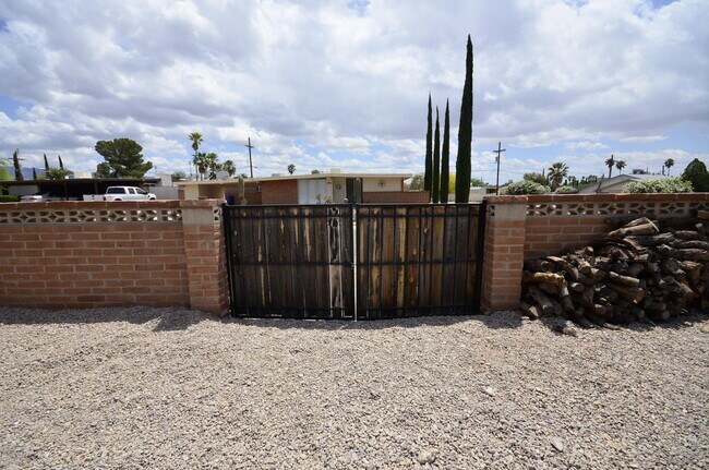 Building Photo - 614 N Medford Dr