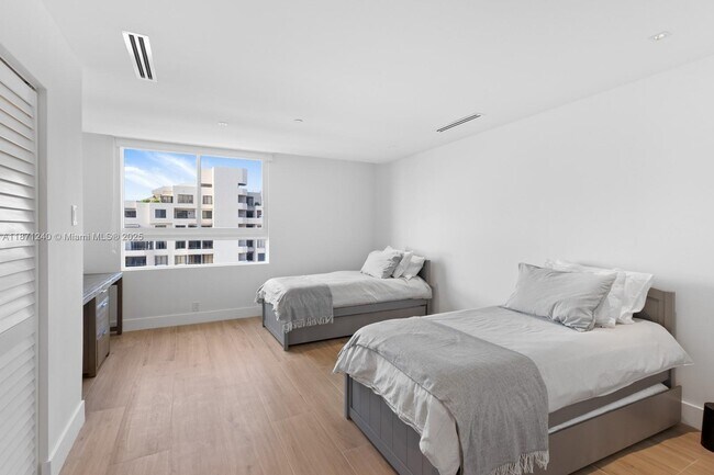 Building Photo - 251 Crandon Blvd