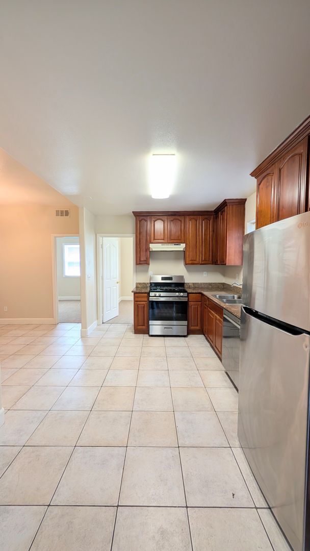 Building Photo - GREAT DOWNTOWN LOCATION!! GATED PARKING!