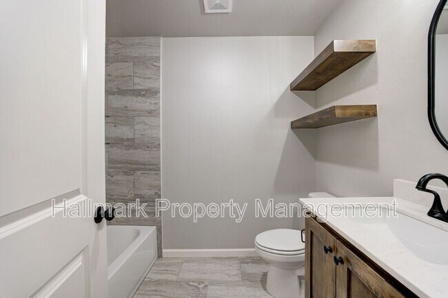 Building Photo - 560 Hackberry Ln