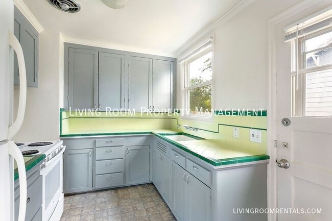 Building Photo - 5001 NE 32nd Pl