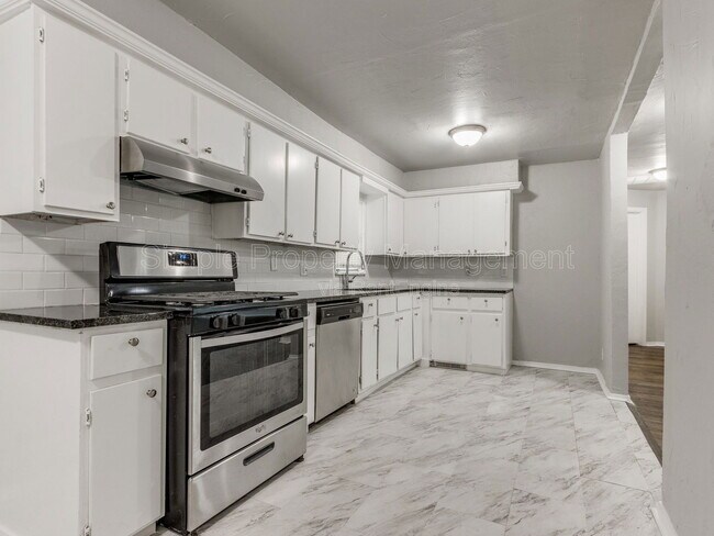 Building Photo - 1800 Hampton Rd