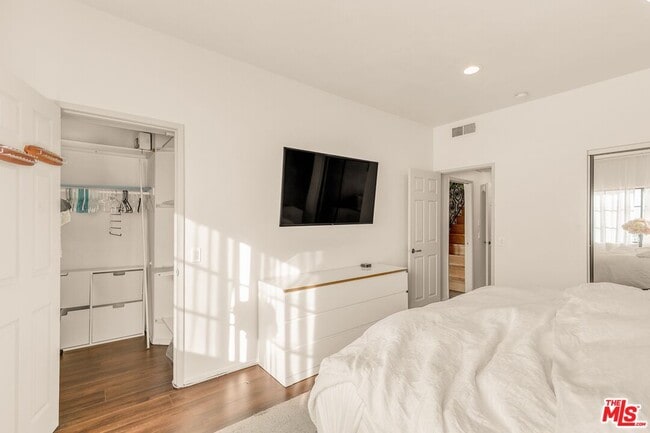 Building Photo - 14050 Magnolia Blvd