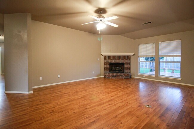 Building Photo - Darling Home In Jenks Schools!