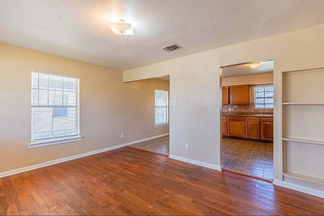 Building Photo - 215 Legion Dr W