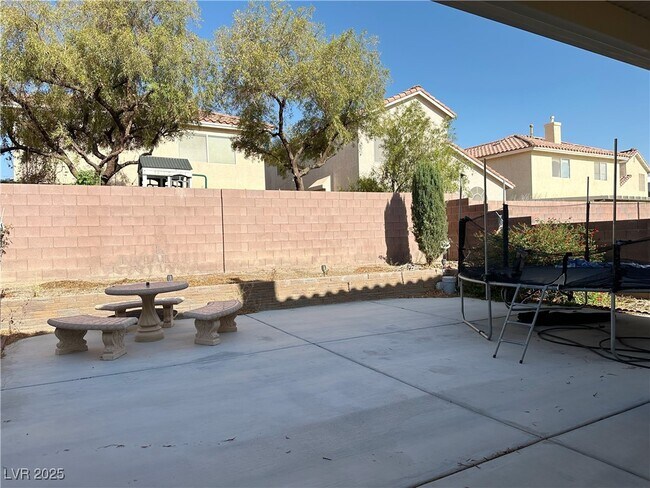 Building Photo - 7425 Mission Palm St