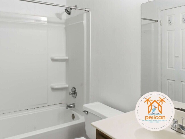 Building Photo - Bright townhome in the heart of Pensacola