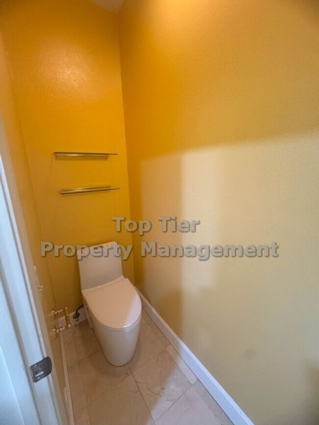 Building Photo - Upgraded Top-Floor 2 bed/ 2 bath with Pool...
