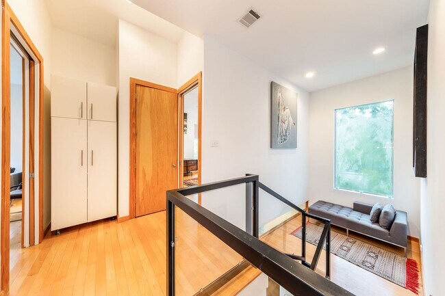 Building Photo - Gorgeous Fully Furnished Home in Brentwood...