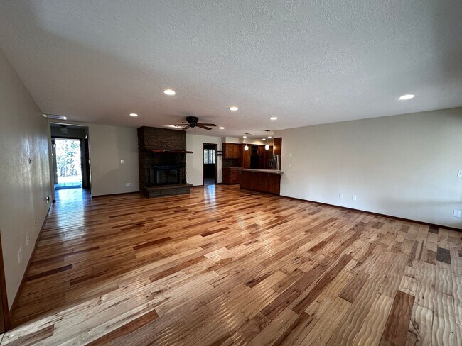 Building Photo - 18040 OR-22