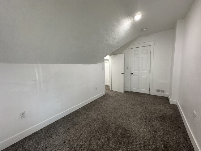 Building Photo - 568 W 300 N