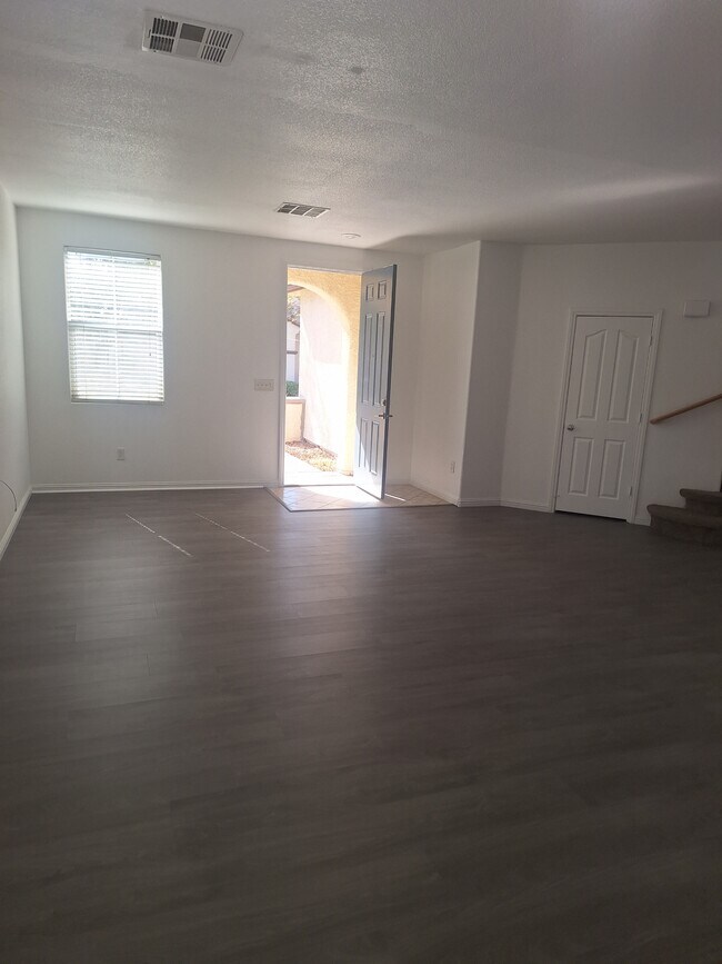 Building Photo - 304 Raptors View Ave