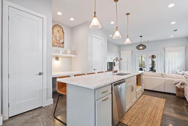 Building Photo - Beautiful Home in Nashville!