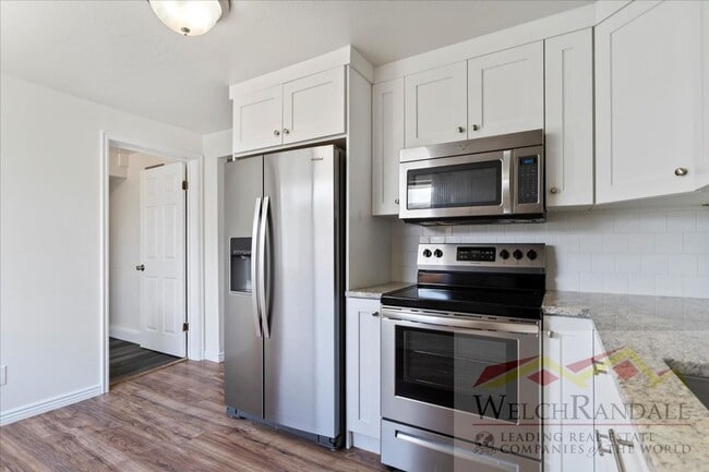 Building Photo - Beautifully Remodeled 3 Bed 2.5 Bath Townh...
