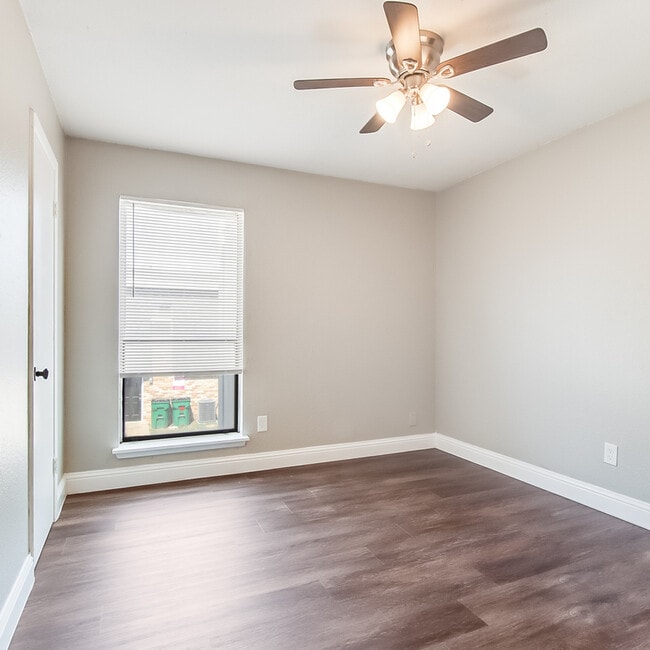 Building Photo - 406 Noble Ave