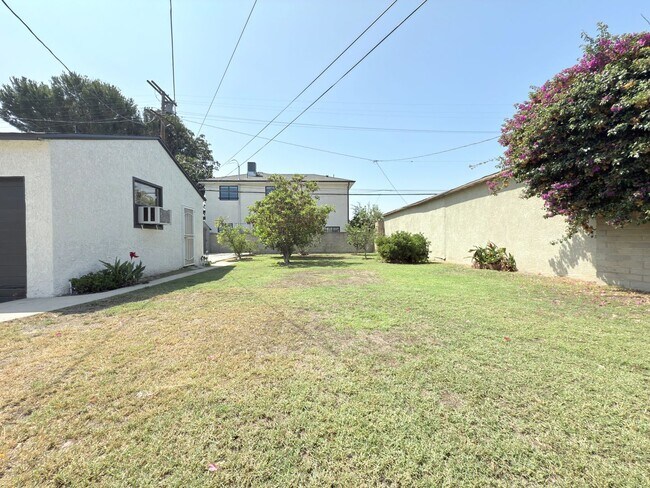 Building Photo - Bright and Spacious Two-Bedroom in Sun Valley