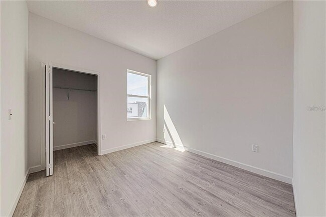 Building Photo - 400 Famagusta Dr