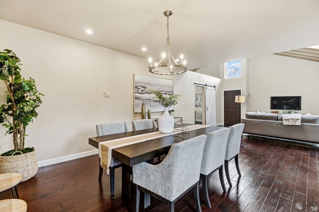 Building Photo - 2220 Boyer Dr