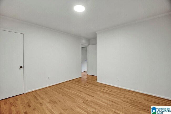 Building Photo - 3541 W Lakeside Dr