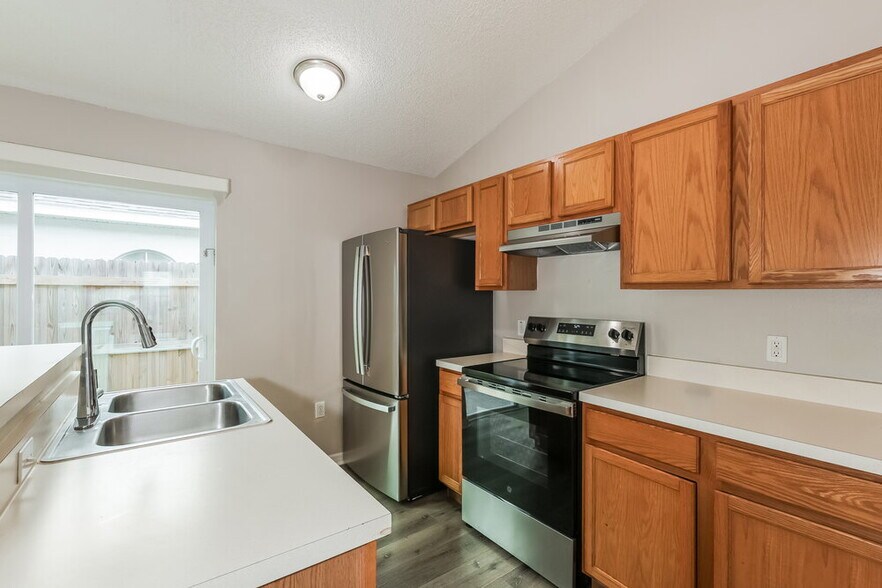 Building Photo - 30319 Birdhouse Dr