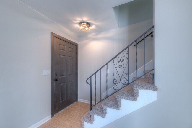 Building Photo - Windsor Village Townhomes