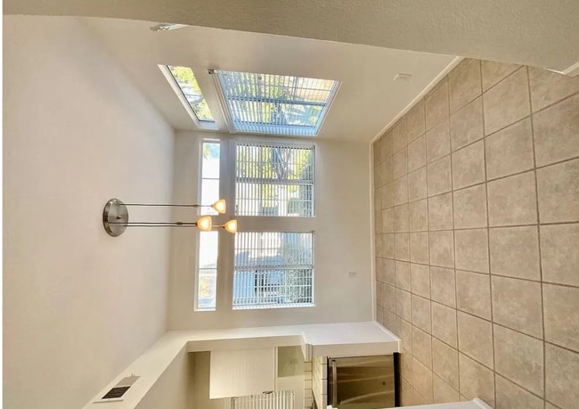 Building Photo - Fabulous Canyon Meadows Condo - Move-In Re...