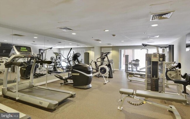 Building Photo - 610 N West St