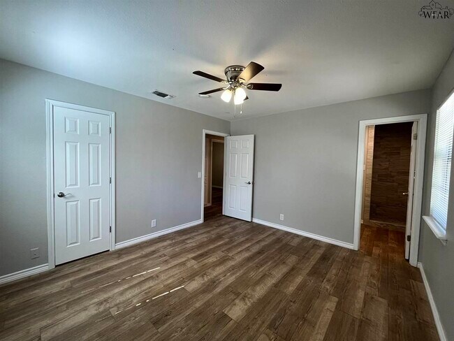 Building Photo - 5503 Hooper Dr
