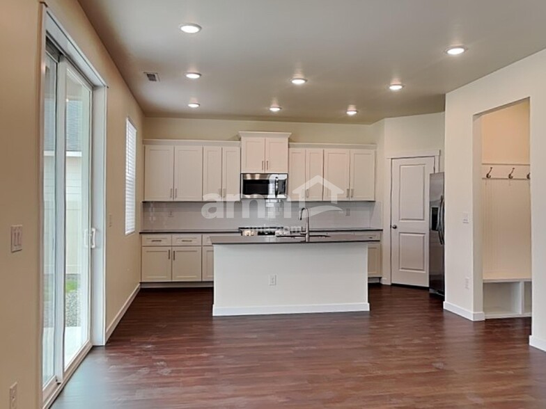 Building Photo - 1528 N Garnet Creek Ave