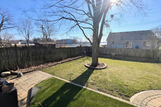 Building Photo - 508 S Lake St