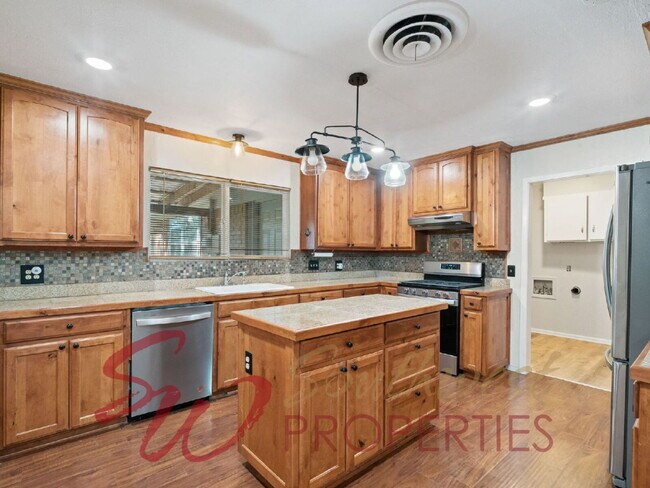 Building Photo - Spacious 4 Bed, 3 Bath Home - Perfect for Family or Student Living!