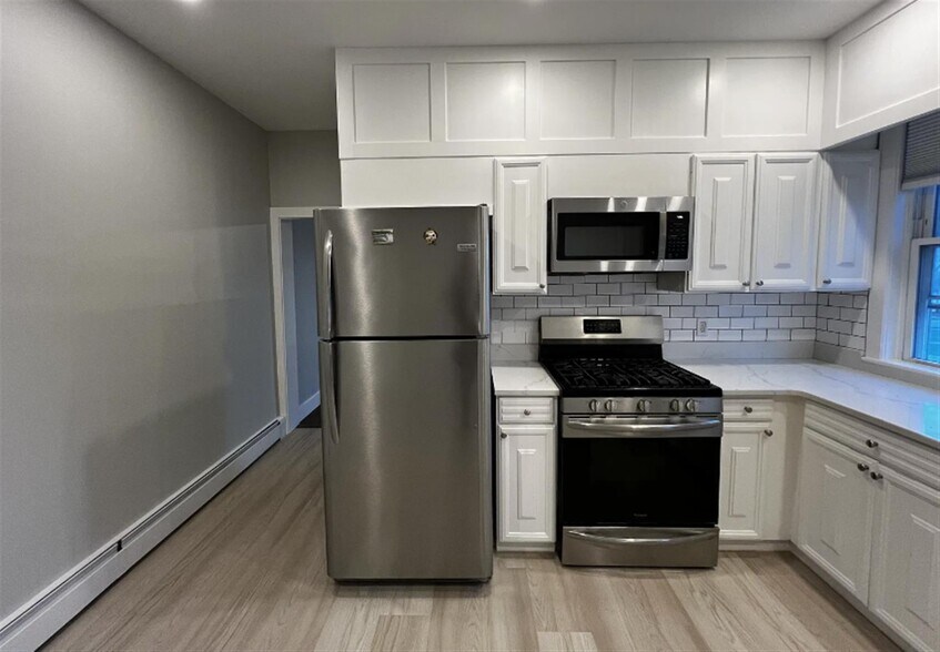 Building Photo - 158 Holland St