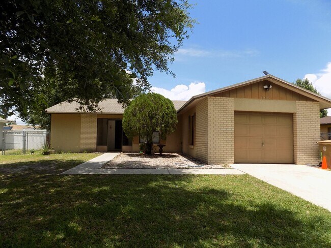 Primary Photo - 605 Estrada Ln