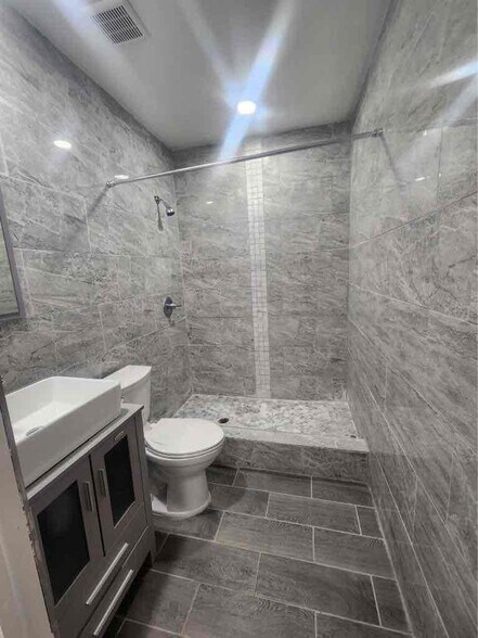 Building Photo - 202 Las Palmas Dr